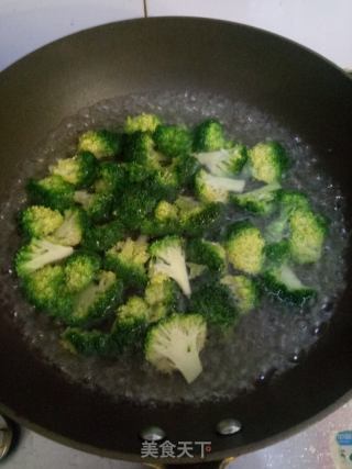 白灼西兰花的做法步骤：1