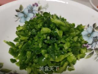青椒末炒鸡蛋的做法步骤：2