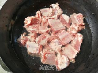 胡萝卜土豆炖排骨的做法步骤：1