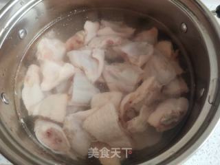 剁椒蒸鸡翅的做法步骤：1