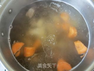 胡萝卜山药白参菌排骨汤的做法步骤：12