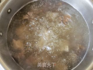 胡萝卜山药白参菌排骨汤的做法步骤：11