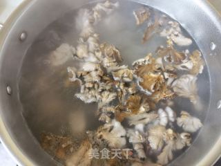 胡萝卜山药白参菌排骨汤的做法步骤：10