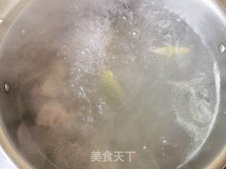 胡萝卜山药白参菌排骨汤的做法步骤：9