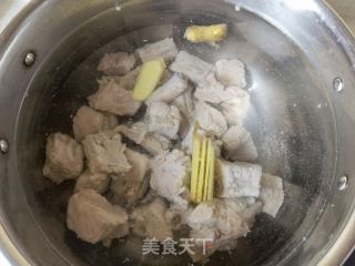 胡萝卜山药白参菌排骨汤的做法步骤：8