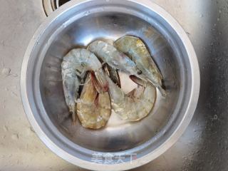 蒜蓉虾的做法步骤：1