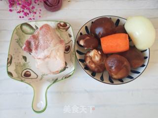 香菇肉卤手擀面的做法步骤：1