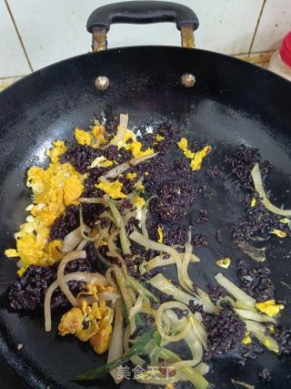 黑米蛋炒饭的做法步骤：3