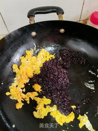 黑米蛋炒饭的做法步骤：2