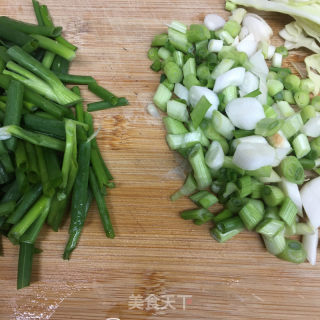 香葱五花肉丁炒面的做法步骤：4