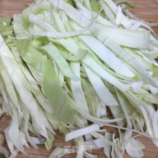 香葱五花肉丁炒面的做法步骤：2