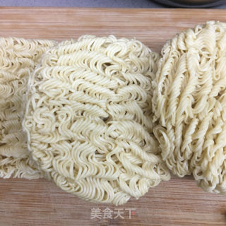 香葱五花肉丁炒面的做法步骤：1
