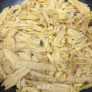 香葱鸡蛋炒腐竹的做法步骤：7