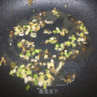 香葱鸡蛋炒腐竹的做法步骤：6