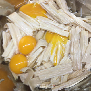 香葱鸡蛋炒腐竹的做法步骤：4