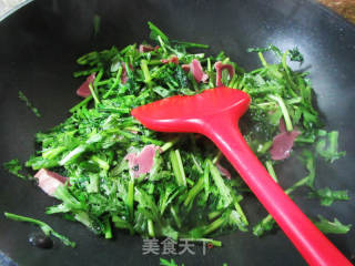 香卤鸭肫炒茼蒿的做法步骤：3