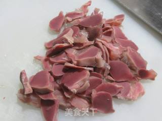 香卤鸭肫炒茼蒿的做法步骤：2