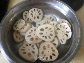 糖醋蒜泥藕的做法步骤：1