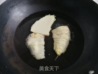 洋葱冬笋炒肉丝的做法步骤：2