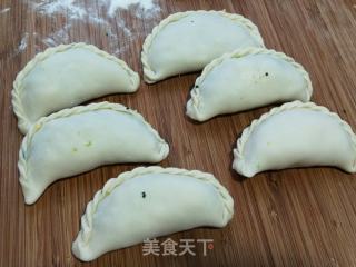 烫面青菜鸡蛋盒子的做法步骤：11