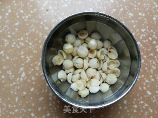 红枣雪梨银耳莲子羹的做法步骤：2