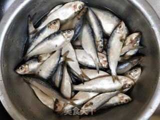 炸小青鱼的做法步骤：1