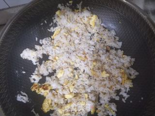 蛋炒饭的做法步骤：4