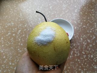 枸杞冰糖炖雪梨的做法步骤：2