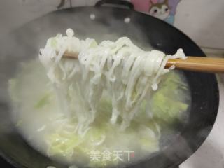 白菜叶骨汤手擀面的做法步骤：8