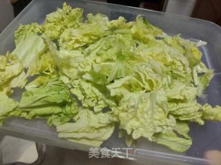 白菜叶骨汤手擀面的做法步骤：1