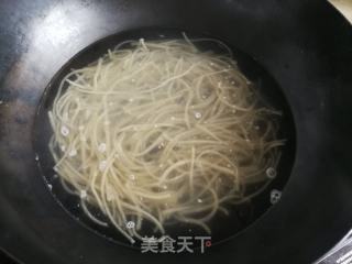 萝卜炒粉丝的做法步骤：1
