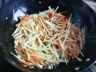 胡萝卜西兰花梗炒冬笋的做法步骤：5