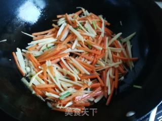 胡萝卜西兰花梗炒冬笋的做法步骤：4