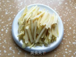 胡萝卜西兰花梗炒冬笋的做法步骤：3