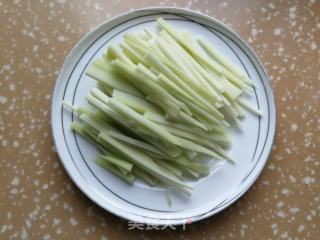 胡萝卜西兰花梗炒冬笋的做法步骤：1