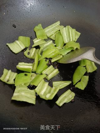 豆豉炒辣椒的做法步骤：3