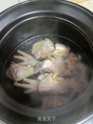 补药炖土鸡的做法步骤：2
