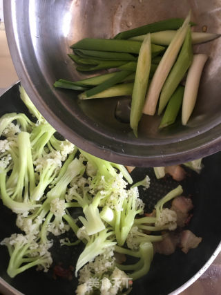 五花肉炒菜花的做法步骤：8