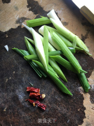五花肉炒菜花的做法步骤：2