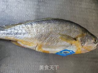 香煎黄花鱼的做法步骤：1