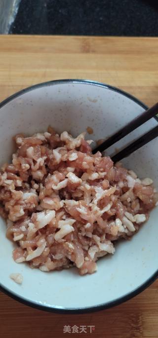 白菜猪肉水饺的做法步骤：2