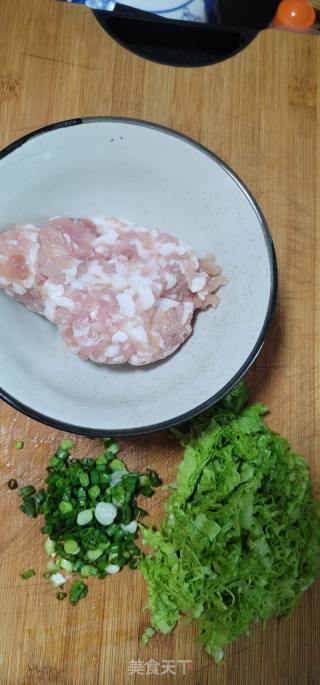 白菜猪肉水饺的做法步骤：1