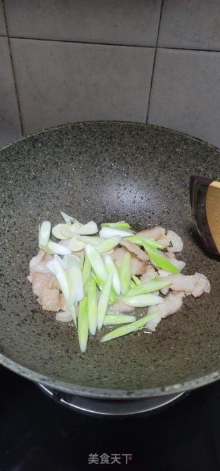 蒜苗炒五花肉的做法步骤：6
