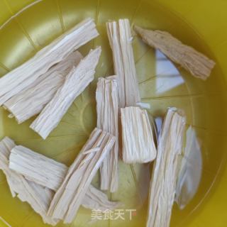 一夜暴富（腐竹炒鲍鱼）的做法步骤：2