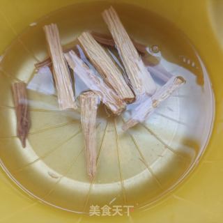 一夜暴富（腐竹炒鲍鱼）的做法步骤：1