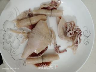 白灼鱿鱼干的做法步骤：2