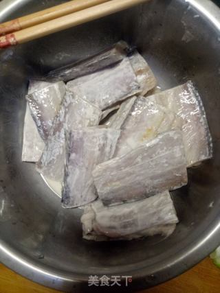 蒜香焖带鱼的做法步骤：2