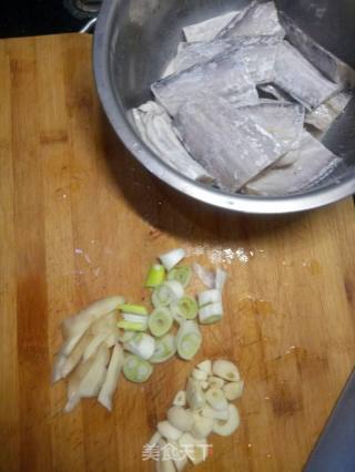 蒜香焖带鱼的做法步骤：1