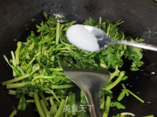 清炒茼蒿的做法步骤：5