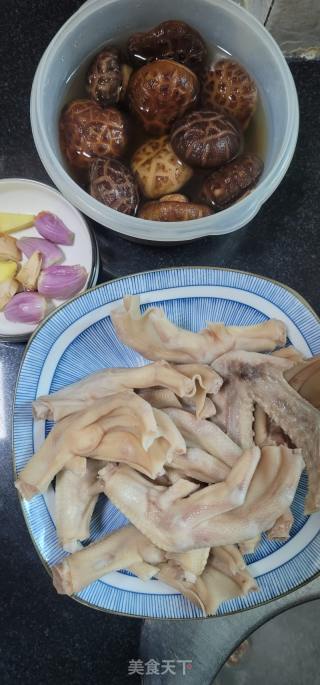 花菇焖鸭掌的做法步骤：3